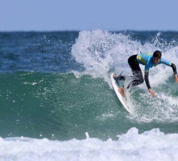 Surfing junior en acción en la playa de Somo. Foto: José