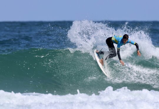 Surfing junior en acción en la playa de Somo. Foto: José