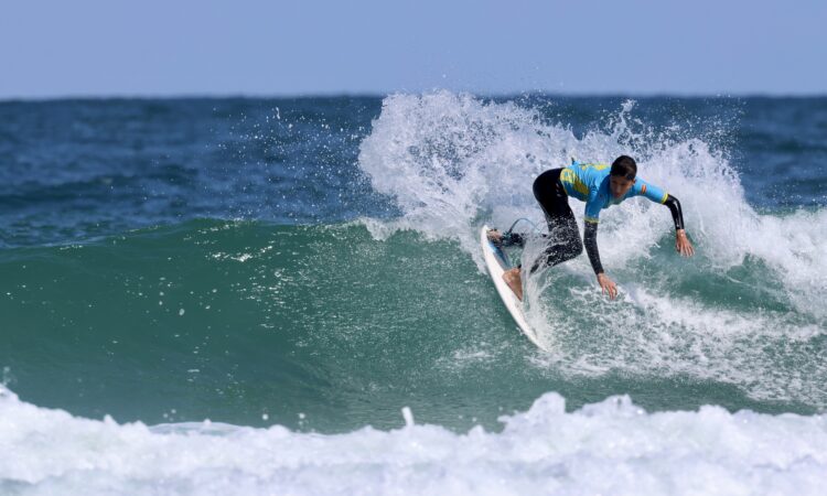 Surfing junior en acción en la playa de Somo. Foto: José