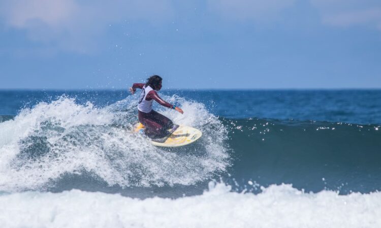 Luciono Campos surfeando las olas de Salinas. Foto: Fesurfing